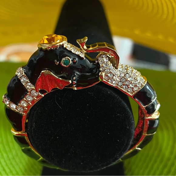 Heavily jewel encrusted enamel elephant clamper bracelet excellent condition - Picture 2 of 6